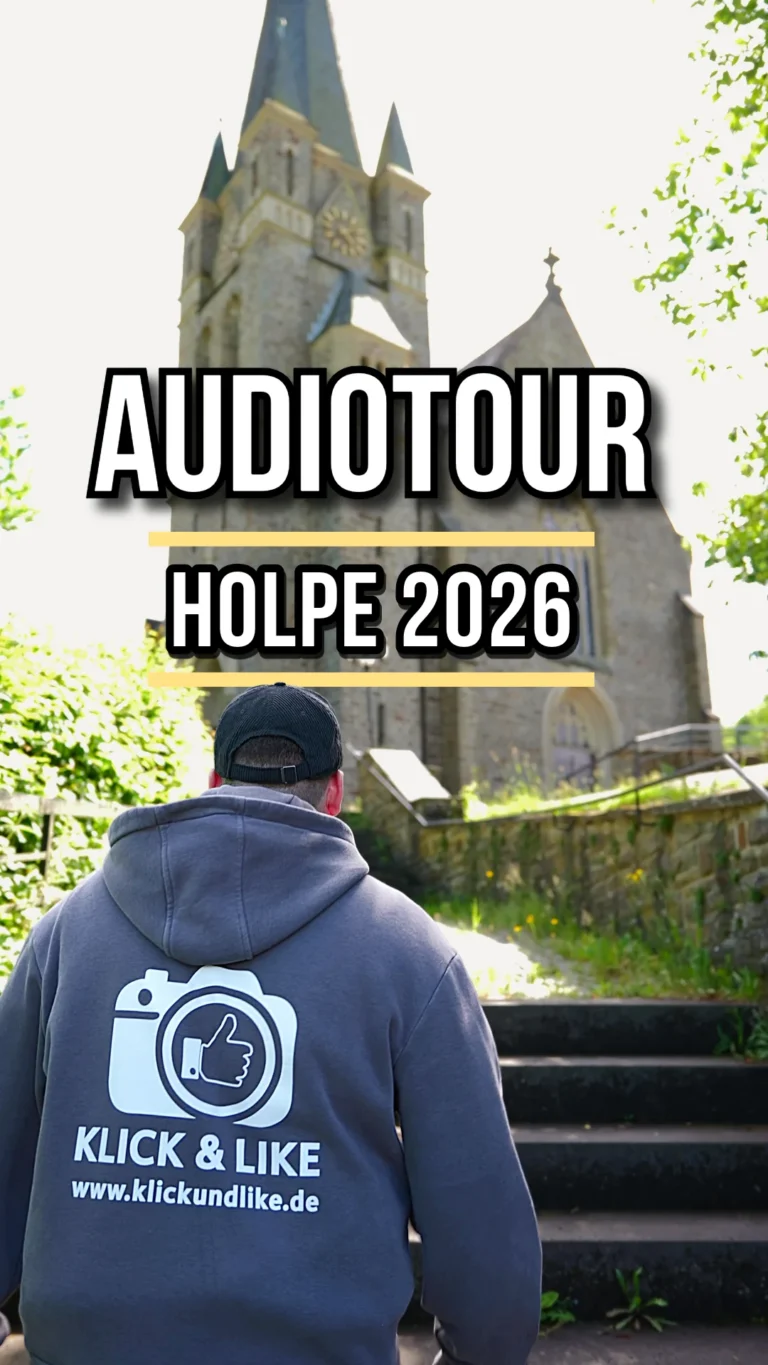 Valentin Witt steht vor der Kirche in Holpe; darüber steht Audiotour Holpe 2026