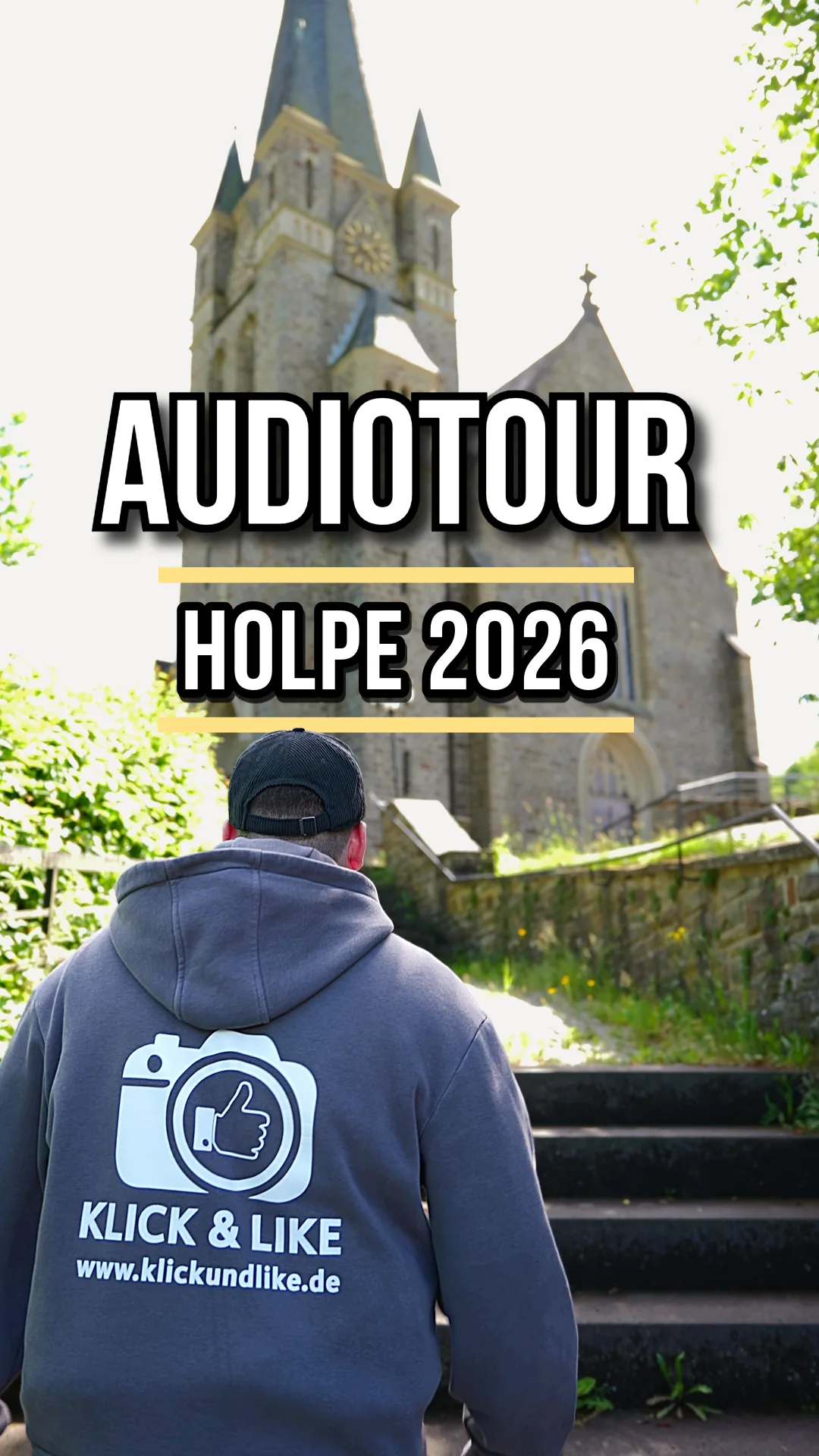 Valentin Witt steht vor der Kirche in Holpe; darüber steht Audiotour Holpe 2026